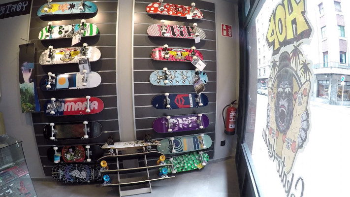 Escaparate tablas skate en HOP skate denda Eibar - Hop Skate Shop