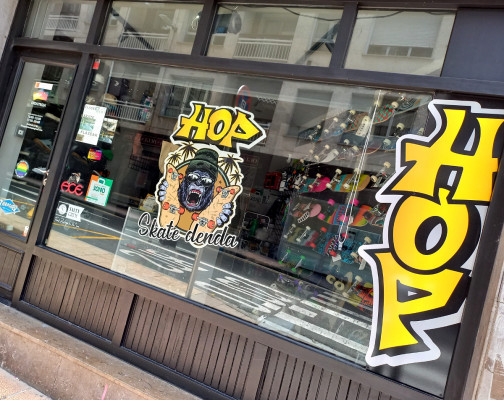 Escaparate tienda de Sakte HOP en Eibar en la calle San Juan - Hop Skate Shop