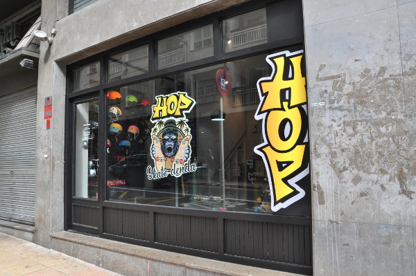 Escaparate tienda HOP skate denda en Eibar